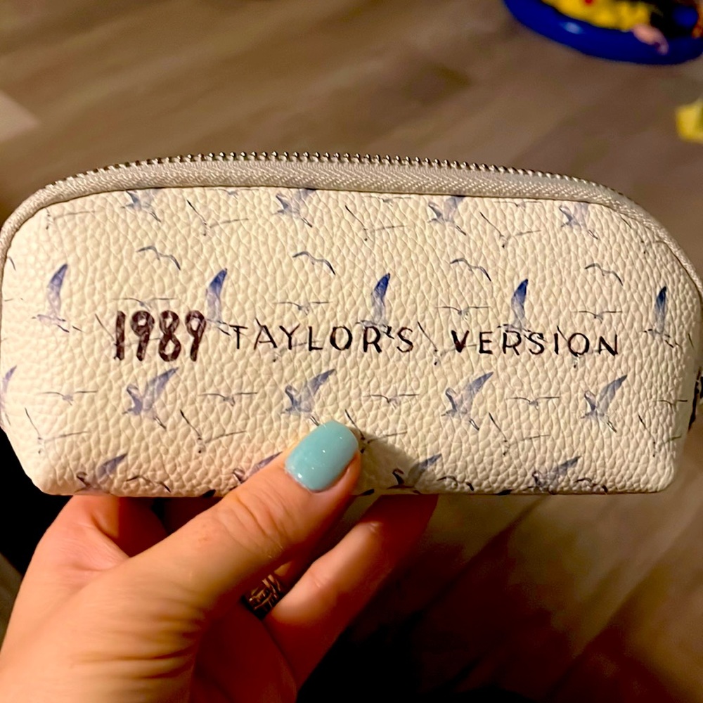 1989 (TAYLORS VERSION) CREAM SUNGLASSES AND CASE  Opened to try on.